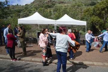 Emotivo acto de descubrimiento de la placa del pasaje que recuerda al periodista Adolfo Santana en Cernícalos (Foto TA)